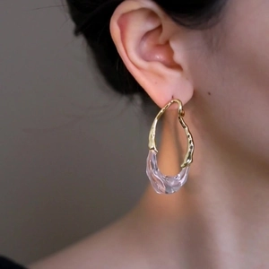 Boucles d'oreilles créoles irrégulières dorées 18k avec résine rose et texture bio