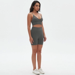Seitenansicht des dunkelgrauen Yoga-Sets mit hoch taillierten Shorts und V-Ausschnitt-Top