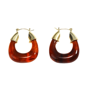 Retro U-shaped resin earrings with brown tortoiseshell pattern and gold metal hinges