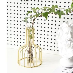 Vase en fil doré minimaliste avec tube en verre pour plantes hydroponiques et déco