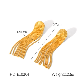 Detailed view of 18K gold tassels earrings with dimensions 6.7cm and weight 12.5g