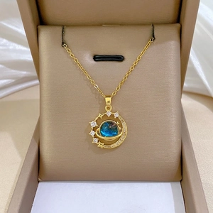 Collana in acciaio al titanio dorato con pianeta blu, mezzaluna e zirconi bianchi