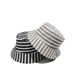 Chapeau bob rayé pour femme protection solaire d'été en noir et beige élégant