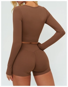 Vue arrière ensemble yoga marron brossé à manches longues et short sport taille haute