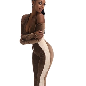 Combinaison en velours beige et marron à épaules dénudées avec imprimé HOT HOT HOT