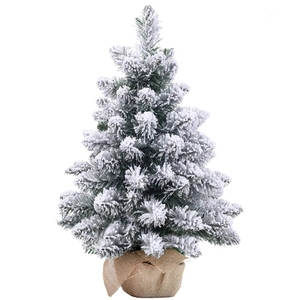 Dettaglio mini albero di Natale con neve artificiale e base in juta rustica