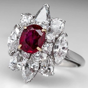 Anillo vintage con gema roja ovalada y acentos florales de circonitas claras