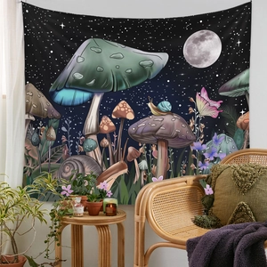Detail eines böhmischen Fantasy-Wandteppichs mit leuchtenden Pilzen in einem gemütlichen Raum