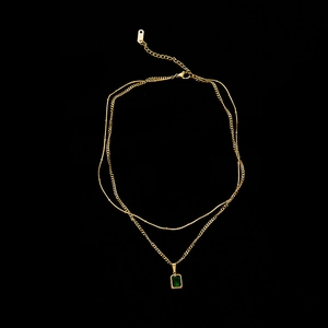 Collier double rang doré avec pendentif zircon vert rectangulaire et chaînes multicouches