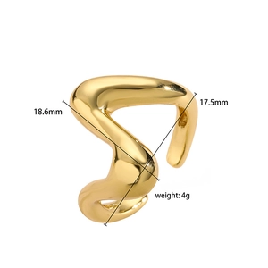 Irregular fluid gold ring with dimensions 18.6mm height and 17.5mm width and 4g weight