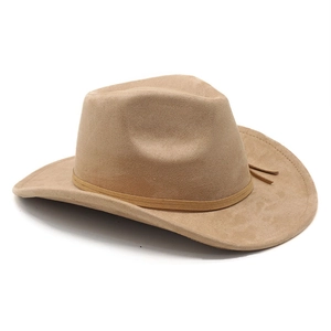 Détail d'un chapeau de cow-boy camel en faux suède avec bande en cuir et texture mate