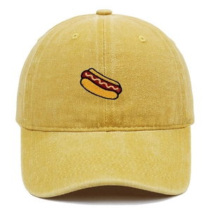 Gros plan d'une casquette jaune en coton délavé avec une broderie de hot-dog détaillée