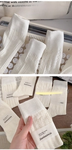 Dettaglio calzini a rete bianco crema traspiranti con polsini a coste elasticizzati e maglia