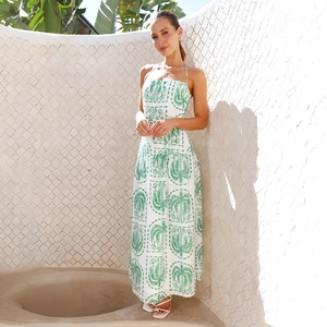 Détail de la robe longue d'été à licou avec imprimé palmier vert et dos nu élégant