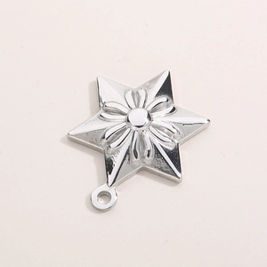 Détail macro du pendentif hexagramme en acier inoxydable avec motif floral en relief
