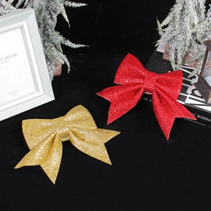 Noeuds de Noël pailletés rouge et or pour décoration de sapin sur fond de fête chic