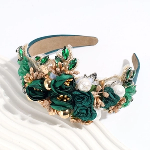 Détail d'un serre-tête baroque avec roses en soie vert foncé, strass et perles blanches