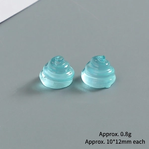 Vue macro de breloques spirales bleues en résine de 10x12mm pour bijoux faits main