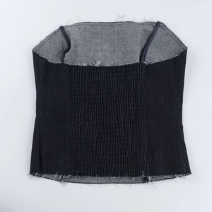 Détail du haut bandeau en jean bleu foncé avec dos smocké et bords effilochés