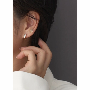 Elegant S925 silver gold-plated pearl and square zircon stud earrings on model