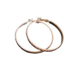 Strukturierte Creolen in Roségold mit Glitzer-Finish und geometrischem Plissee-Design
