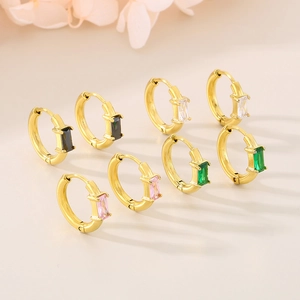 Boucles d'oreilles créoles dorées avec pierres rectangulaires noir blanc rose et vert
