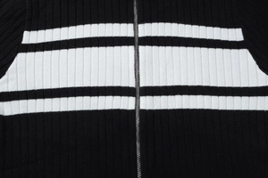 Vue détaillée macro de la texture en maille côtelée rayée et de la fermeture éclair en métal argenté