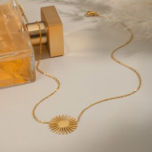 Collier minimaliste à pendentif soleil doré en acier inoxydable et décor élégant