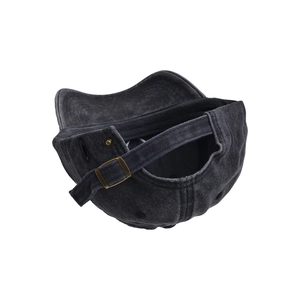 Achteraanzicht van gewassen katoenen honkbalpet met metalen gesp en distressed textuur