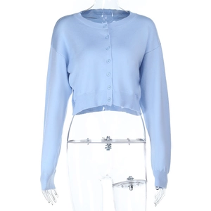 Détail du cardigan en maille bleu clair avec sept boutons assortis et texture côtelée