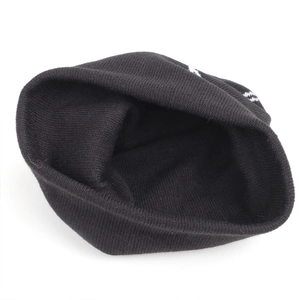 Vue macro détaillée de la texture en maille côtelée et de la doublure de ce bonnet d'hiver