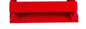 Dettaglio macro del supporto per gioielli in velluto rosso con texture morbida e barra a T