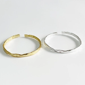 Minimalist S925 sterling silver open bangle with irregular hammered texture in gold and silver