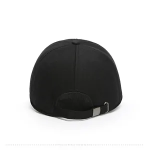 Vista posteriore del cappellino da baseball nero con cinturino regolabile e fibbia