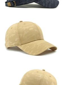 Detalle de gorra de béisbol camuflaje con hebilla metálica y diseño de seis paneles