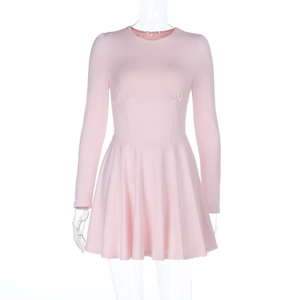 Robe courte rose à manches longues, coupe ajustée à la taille et jupe plissée en A