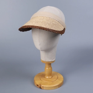 Detailaufnahme des zweifarbigen Raffia-Strohhuts mit elastischem Band für Damen