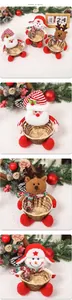 Detailansicht der geflochtenen Weihnachtskörbe mit Weihnachtsmann, Schneemann und Rentier