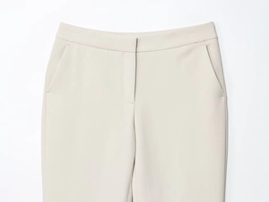 Vue détaillée du tissu tissé crème et des passants de ceinture de ce pantalon élégant