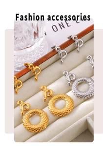 Vue détaillée de créoles serpent en or et argent sur un plateau de bijoux en velours beige