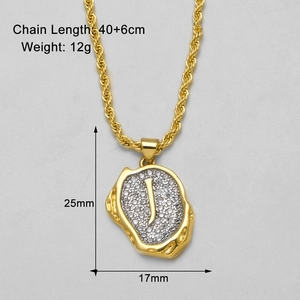 Detail von Goldbuchstabe J Anhänger mit Micro-Pave-Kristallen an einer Kordelkette