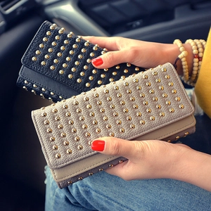 Elegante pochette lunga stile punk con borchie in ecopelle nera e beige di tendenza
