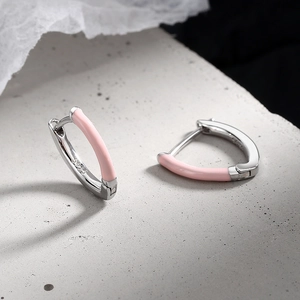 Orecchini a cerchio in argento S925 con smalto rosa e pavé di cristalli lucidi