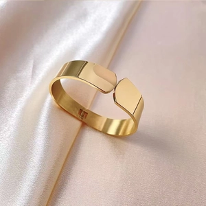 Bracciale rigido largo in oro lucido acciaio inossidabile su tessuto di seta