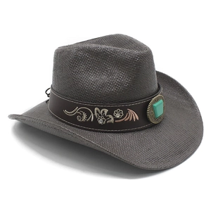 Détail d'un chapeau de cowboy tressé gris avec broderies florales et décor turquoise