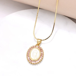 Detalle del colgante de la Virgen María dorado con borde de circón rosa y cadena
