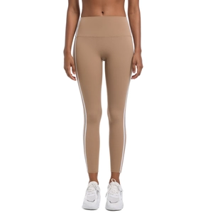 Vue détaillée du legging de yoga marron à taille haute avec bandes latérales blanches