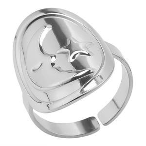Détail d'une bague réglable en acier inoxydable avec motifs lune et étoiles en relief