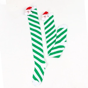 Dettaglio di calze di Natale a righe bianche e verdi con decorazione Babbo Natale 3D