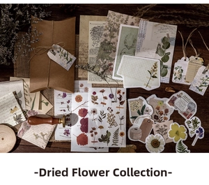 Dettaglio del kit scrapbooking vintage con fiori secchi e sigillo di cera in legno